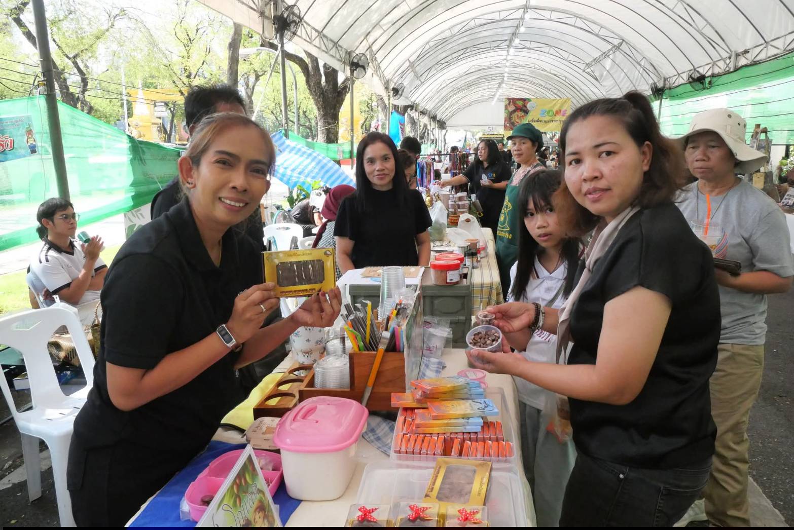 title - ภาพบรรยากาศ สินค้าดี สินค้าเด่น จากเขตปฏิรูปที่ดิน ส่งท้ายงานครบรอบ 51 ปี ส.ป.ก. ณ สำนักงานการปฏิรูปที่ดินเพื่อเกษตรกรรม 